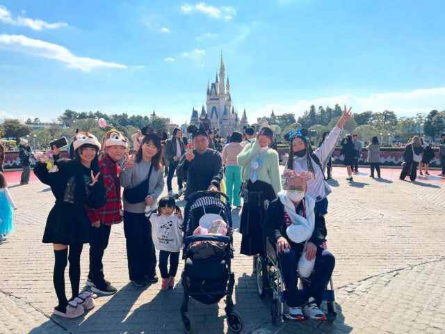 ゆづとろづが、パパとママ、
姉夫婦と姪っ子ちゃんにディズニーチケットプレゼントしてくれて、家族総出で行ってきたぁ〜🐭朝は晴天気温も暖かかったのに、
突然の豪雨💦からの爆風に見舞われて🌀
ドタバタしたけど、最高に楽しい1日だったｯｯ親孝行はできるうちにしないと
後悔したくないから
やれる事は全部やる👊👊👊生きる事も同じ
人生で今日がいちばん若いから
なにごとも早くやるのが大事(๑•̀ㅂ•́)و✧